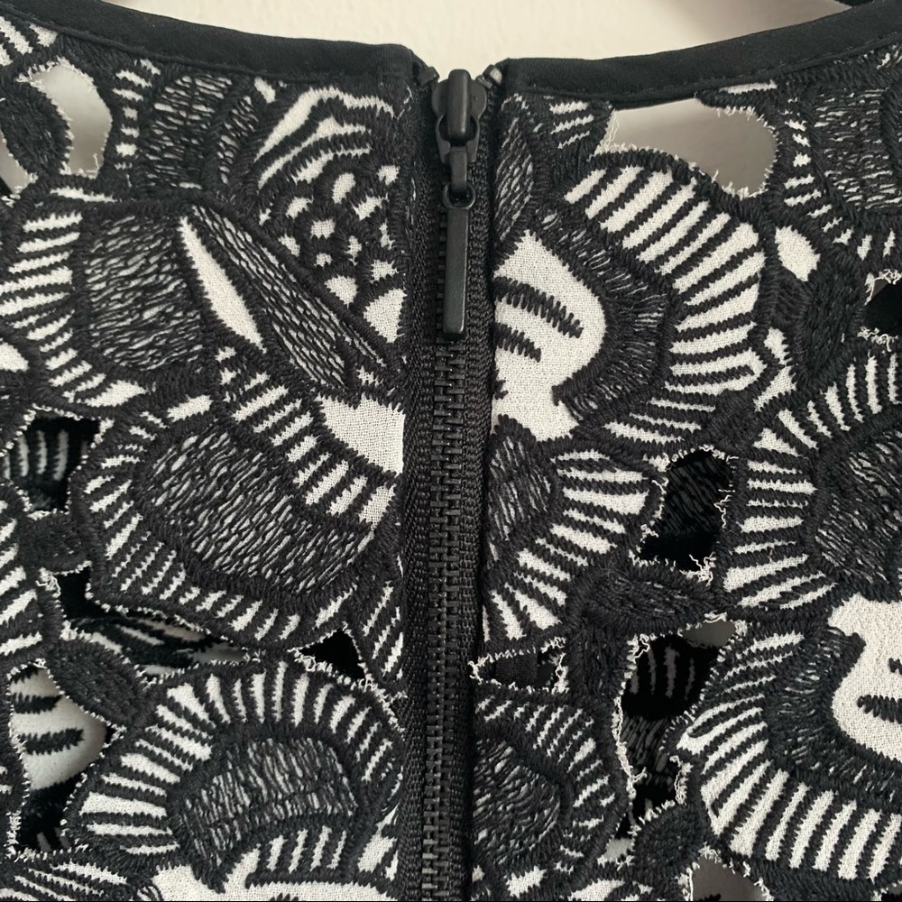 Nanette Lepore Black White Bold Lace Cut Blouse - Picture 4 of 4